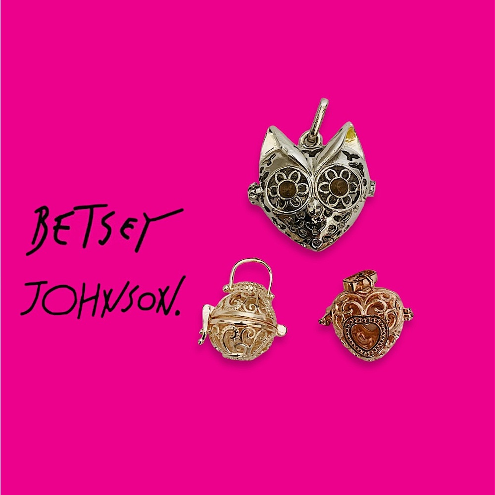 BETSEY JOHNSON PENDANT CHARMS